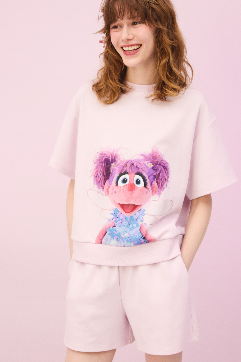 ピンクのセットアイテムとソックスを着用した女性