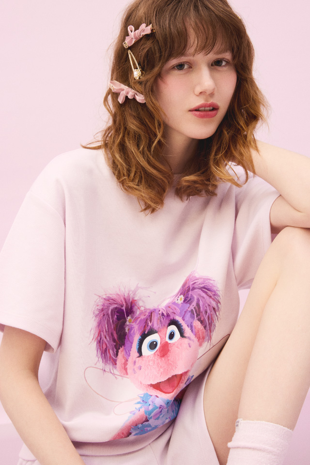 ピンクのセットアイテムとソックスを着用した女性
