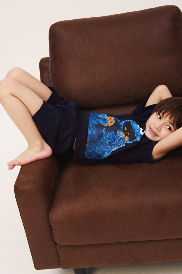 ネイビーのセットアイテムを着用した子供