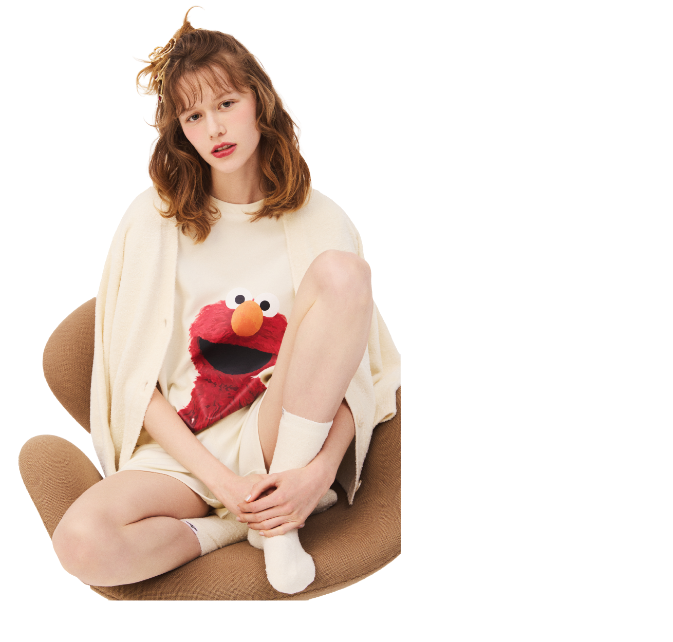 イエローのセットアイテムとカーディガンとソックスを着用した女性