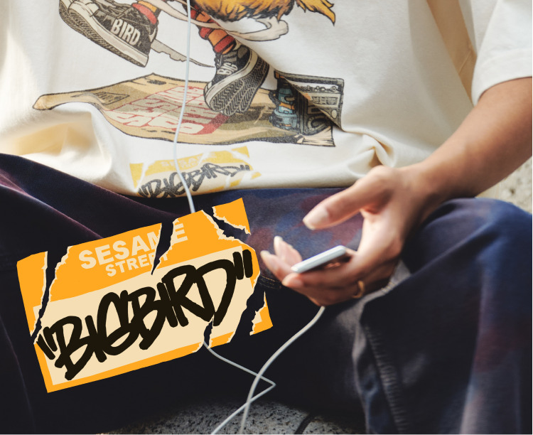 BIG BIRD'S ITEMS コラボレーションアイテムを着用したモデル
