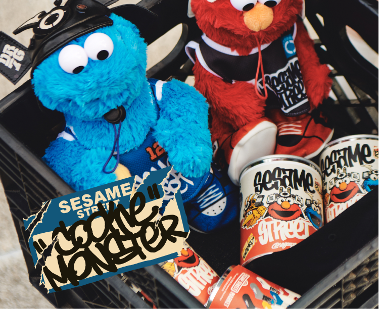 COOKIE MONSTER'S ITEMS コラボレーションアイテムを着用したモデル