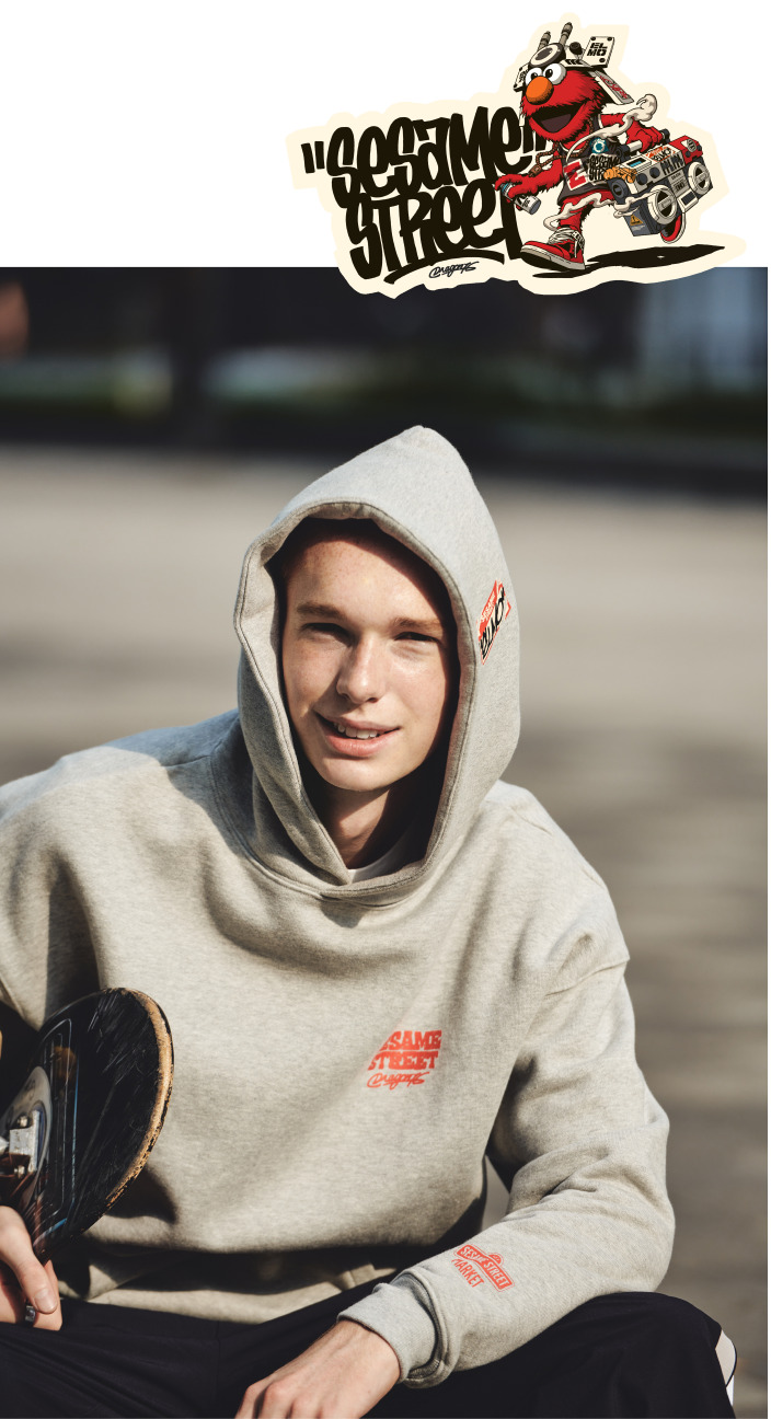 Hoodieの着用カットとエルモロゴ入りステッカーアート